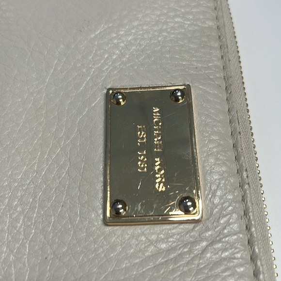 Michael Kors Beige Pebbled Leather Clutch Zip Around Wallet - Picture 2 of 8